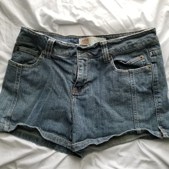 Shorts - Picture 2 of 3